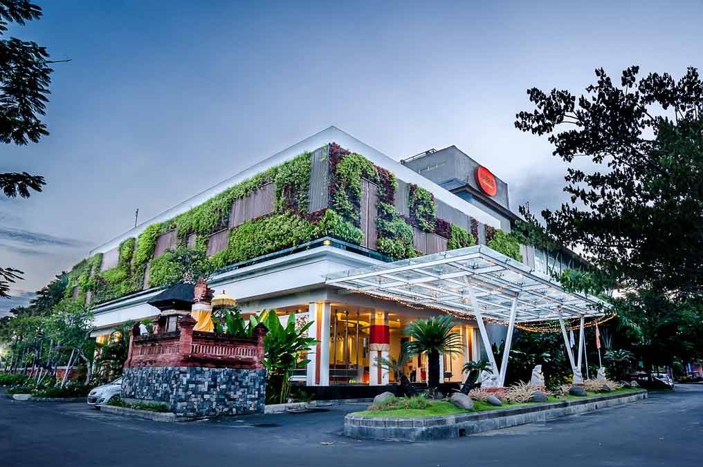 Haris Condotel Hotel Bali Outdoor Greenwall